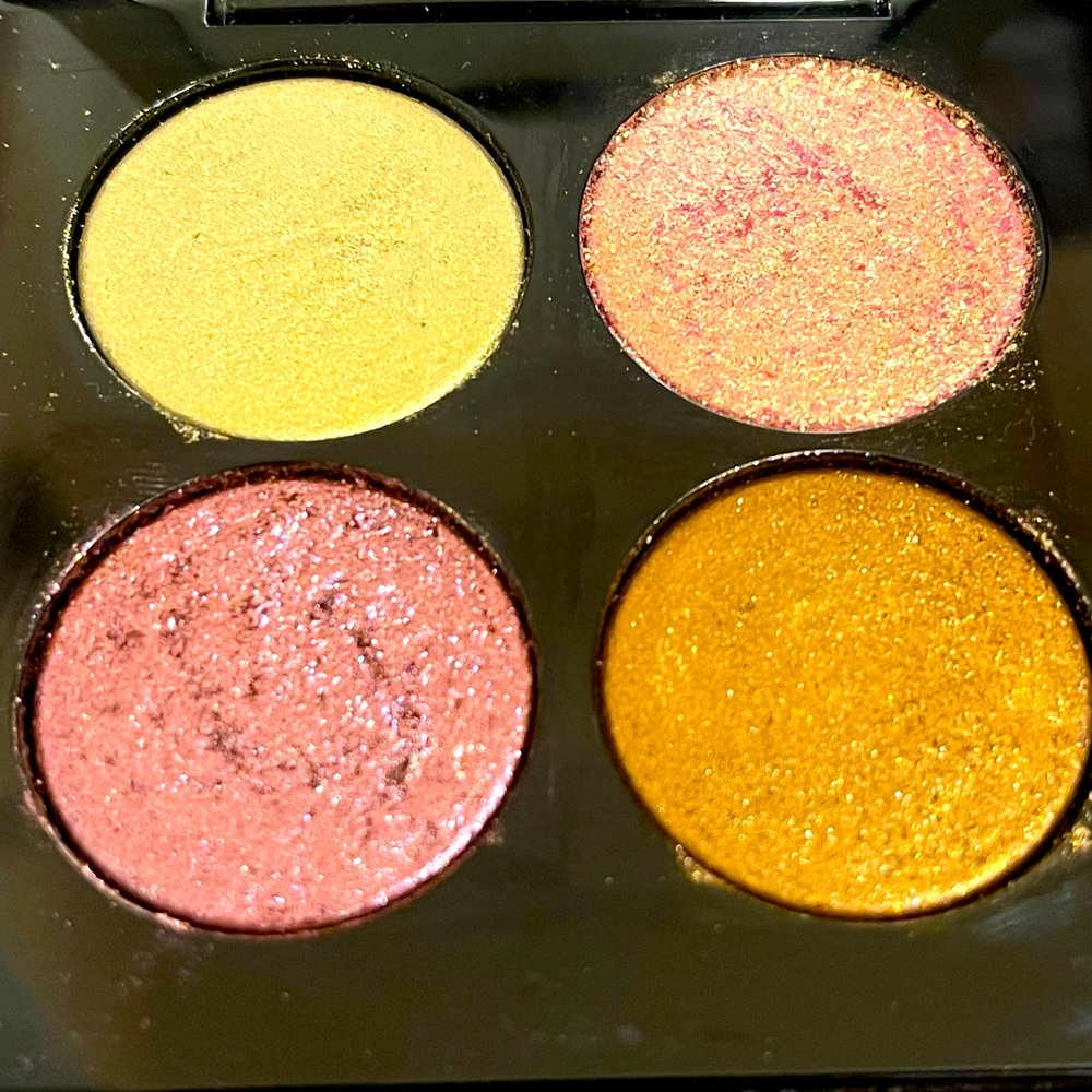Pat McGrath Blitz Astral Quad

*no outer box*